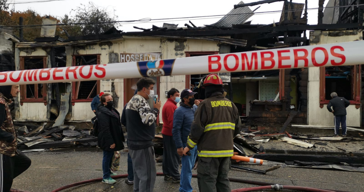 En coma inducido y con quemaduras internas está herido durante incendio a casona de Valdivia.