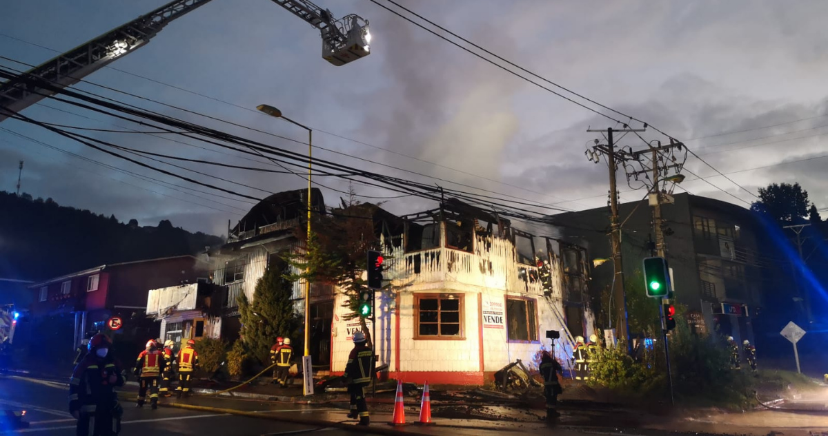 Incendio destruyó hospedaje en Puerto Montt y dejó 5 lesionados: causó corte de energía en centro