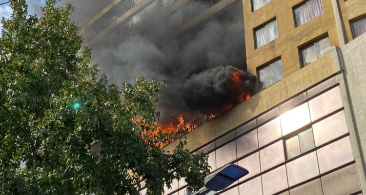 Evacuan edificio en el centro de Santiago por violento incendio en altura