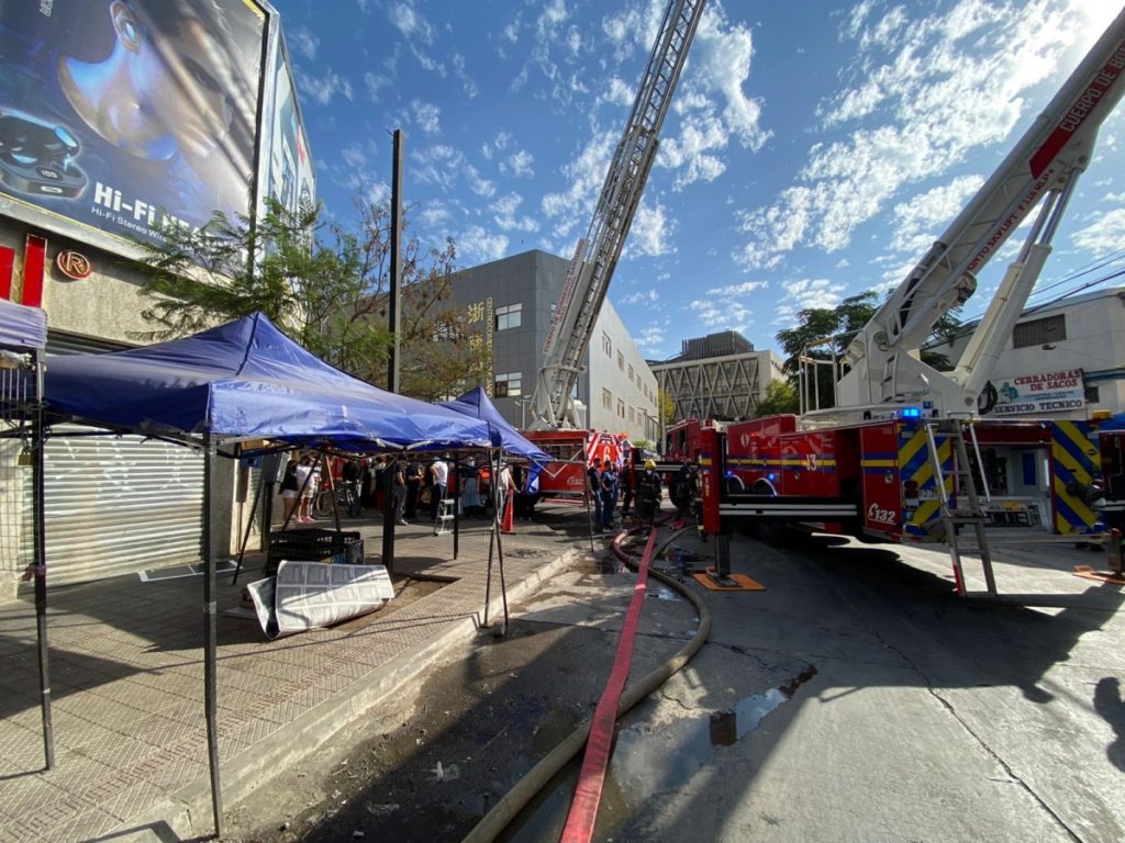 incendio-edificio-santiago-bomberos-1024x768.jpeg