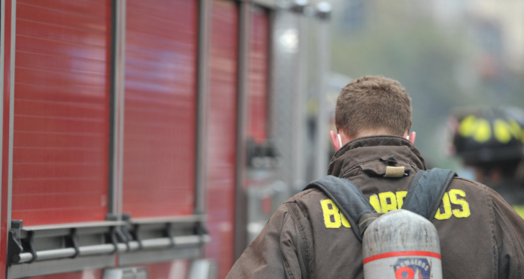 Dos galpones y una vivienda resultan consumidas por incendio en Los Ángeles