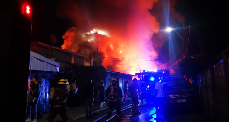 Incendio en Los Ángeles deja 9 daminificados