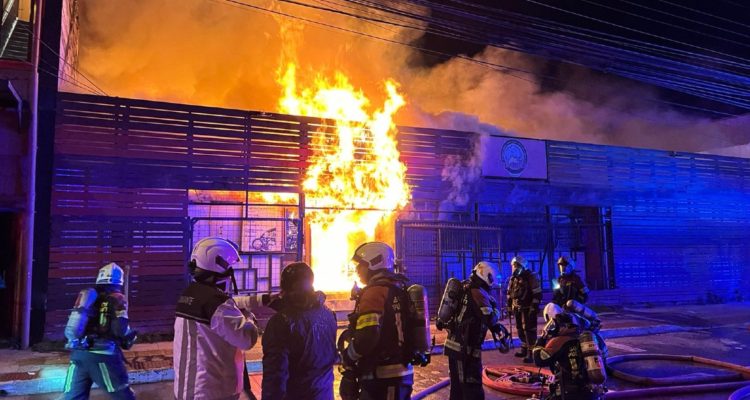 Incendio que inició en un pub de Puerto Montt se propagó hasta una casona-pensión con 50 residente