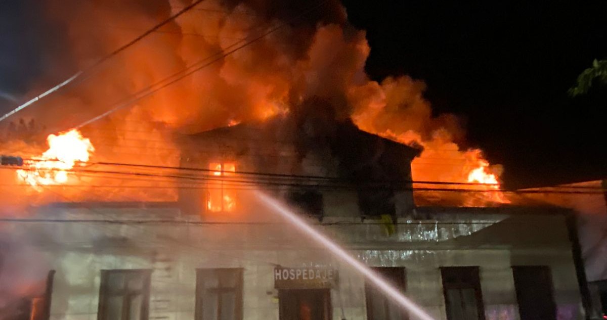 Incendio afectó a centenaria casa en Valdivia que funciona como hospedaje