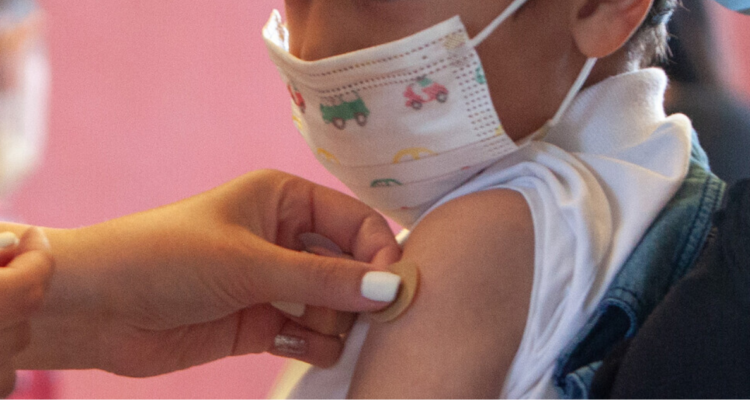 Estudio CoronaVac indica que vacuna es segura y protege a niños contra variantes