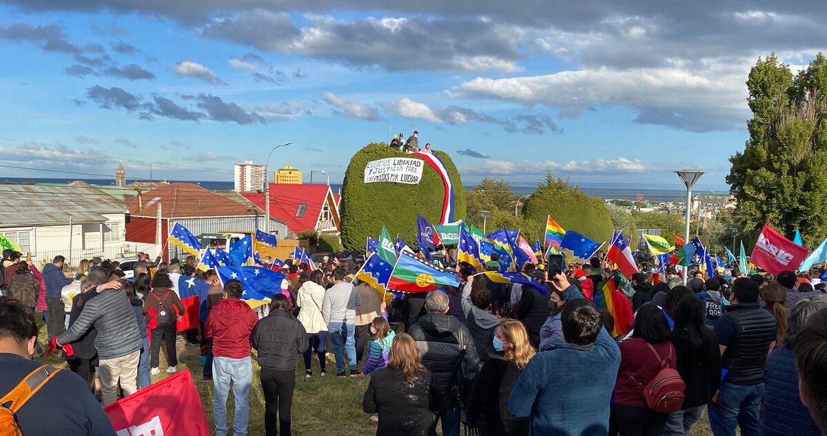 Personas celebran resultado elección presidencial en el árbol de Boric