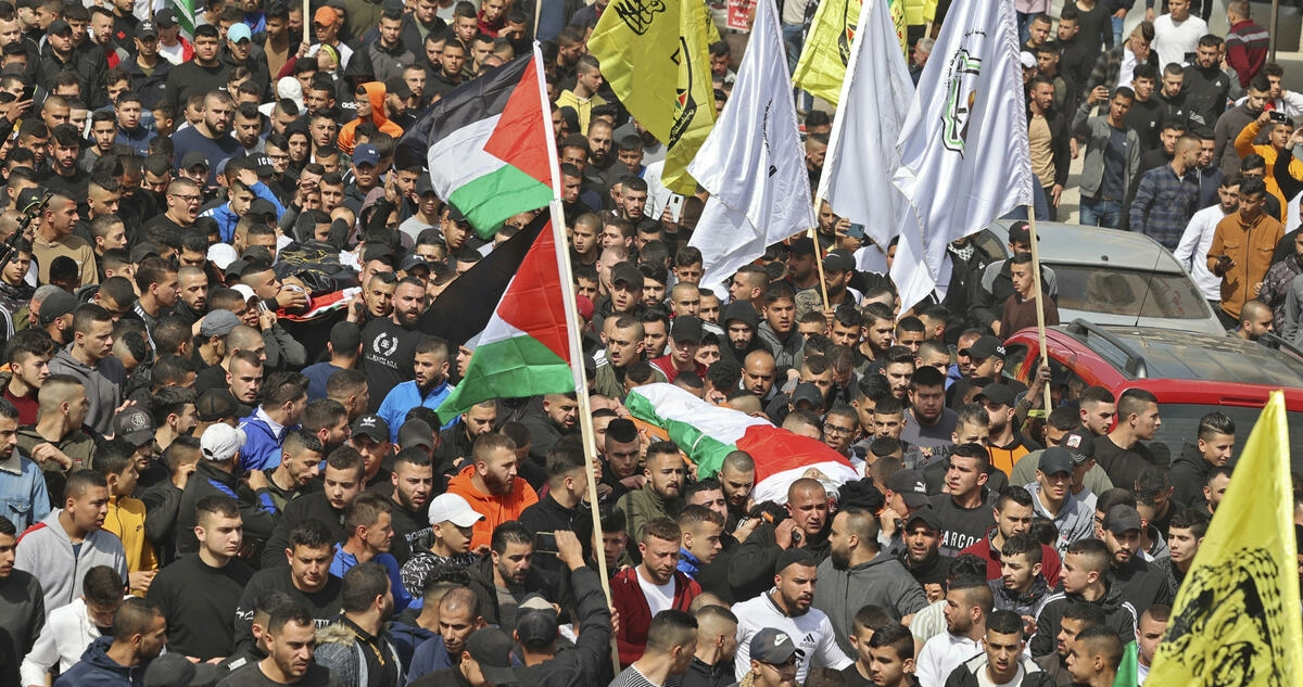 El multitudinario funeral de Sanad Abu Atiyeh, uno de los palestinos muertos en la redada israelí en Yenín, el 31 de marzo de 2022 en la ciudad cisjordana.