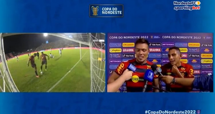 Javier Parraguez y su regalo en cancha a compañero colombiano