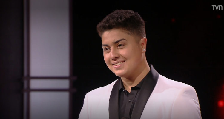 Joaquín Serrano, el joven que se hizo popular en Yo Soy por imitar a José José, sonriéndole al jurado de Talento Rojo.