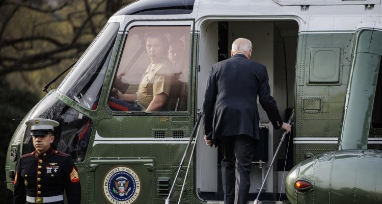 Joe Biden preparándose para partir a Europa.