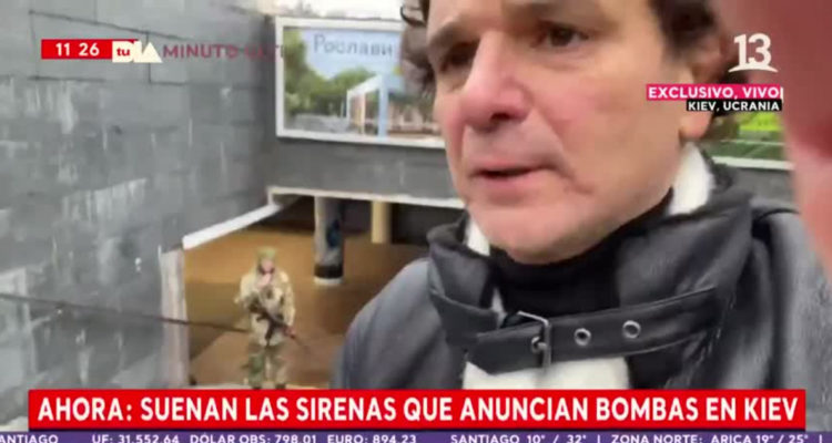 El periodista Jorge Said saliendo del metro de Kiev luego de haberle negado el acceso.