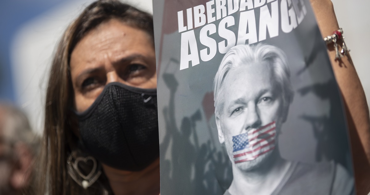 Activistas exigiendo la liberación de Assange.