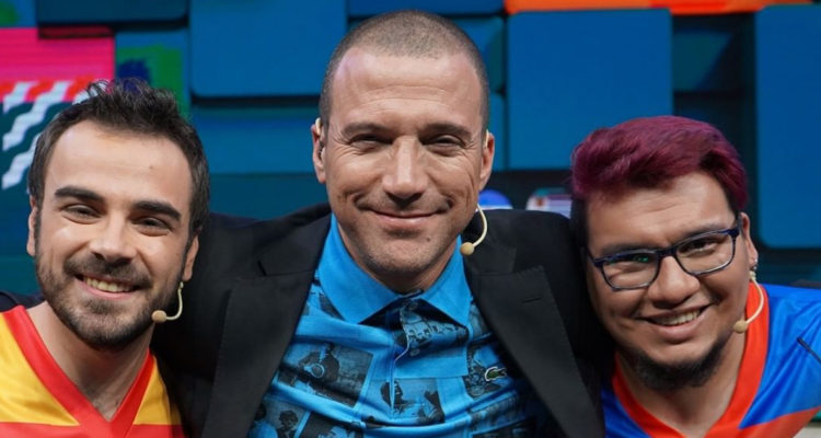 Julián Elfenbein y los primeros concursantes del programa Pasapalabra Mundial