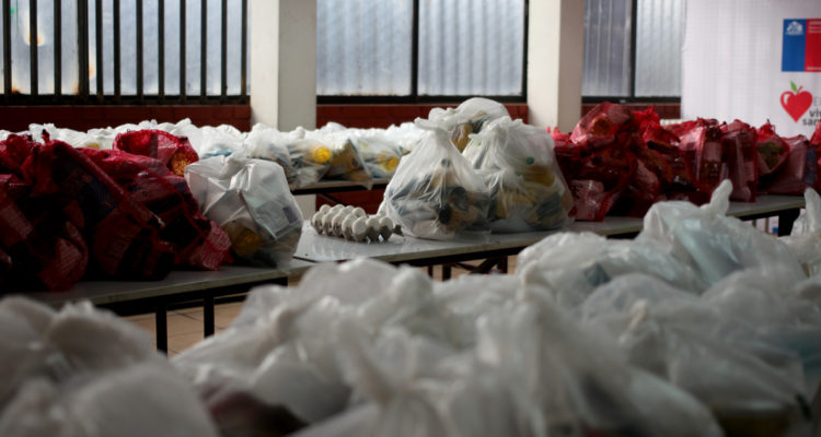 Contexto: Ministro de educacion realiza balance de entrega de canastas Junaeb.