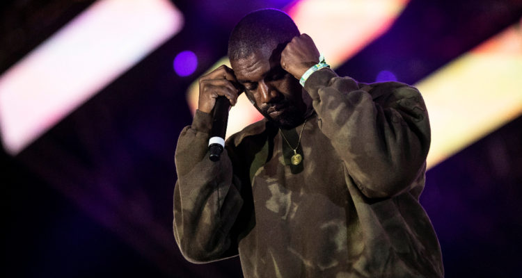 Kanye West sujeta su cabeza en medio de un concierto.