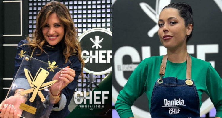 Karen Bejarano sonríe con el trofeo de El Discípulo del Chef y a su lado una fotografía de Daniela Aránguiz.
