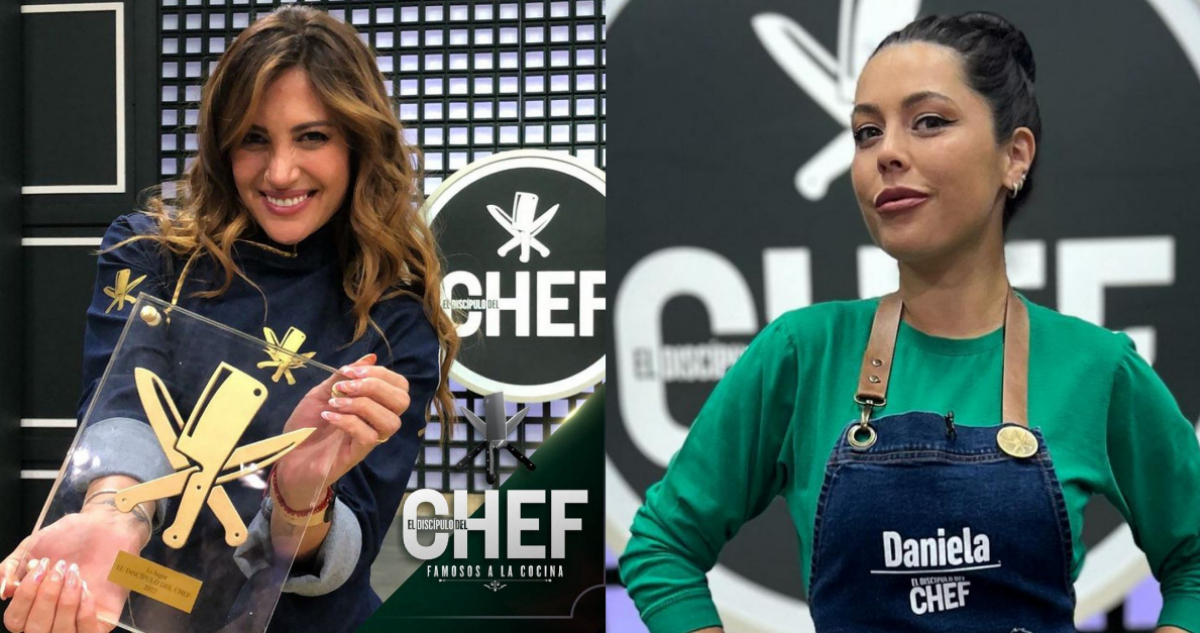 Karen Bejarano sonríe con el trofeo de El Discípulo del Chef y a su lado una fotografía de Daniela Aránguiz.