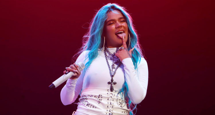 Karol G sonriendo con la lengua afuera en uno de sus conciertos en Puerto Rico