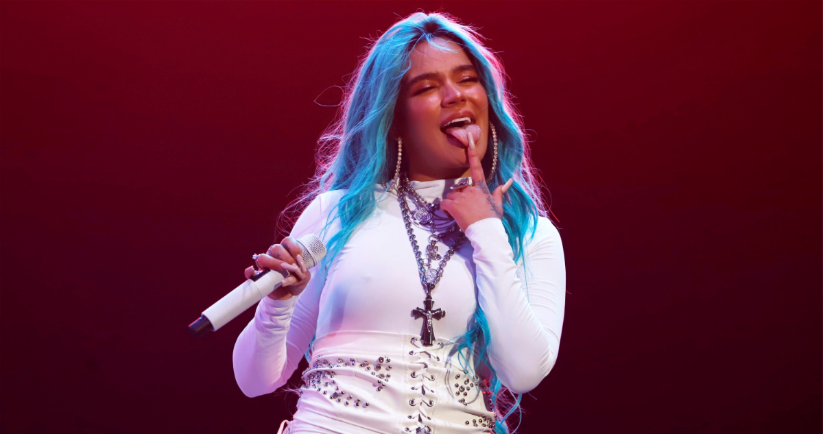 Karol G sonriendo con la lengua afuera en uno de sus conciertos en Puerto Rico