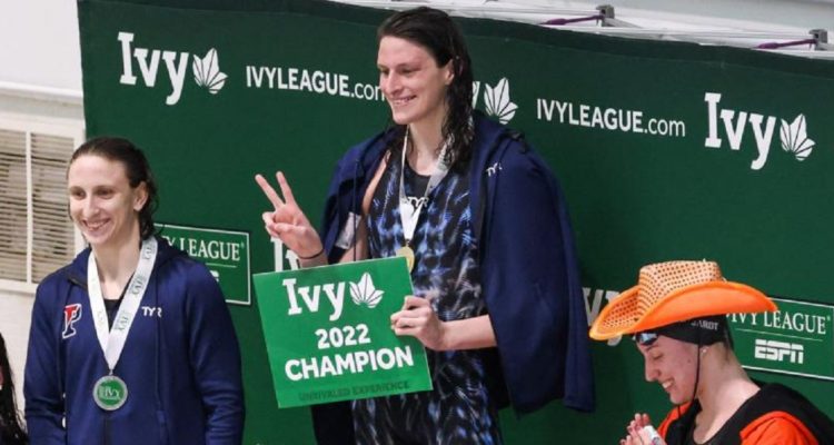 Lia Thomas celebrando un triunfo en la Ivy (NCAA).