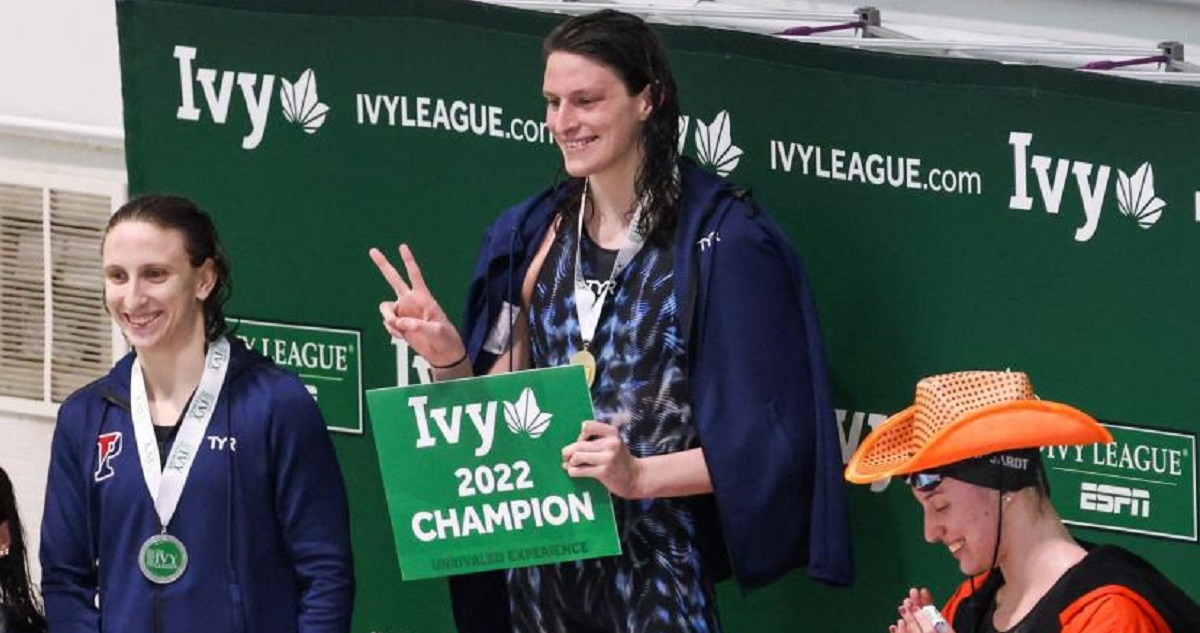 Lia Thomas celebrando un triunfo en la Ivy (NCAA).