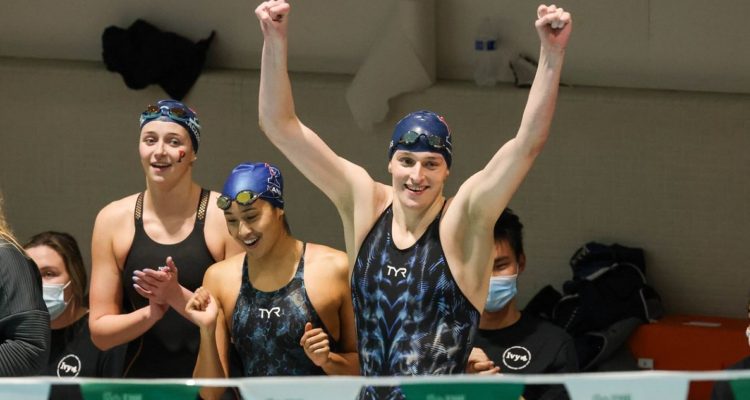 Lia Thomas celebrando uno de sus triunfos.