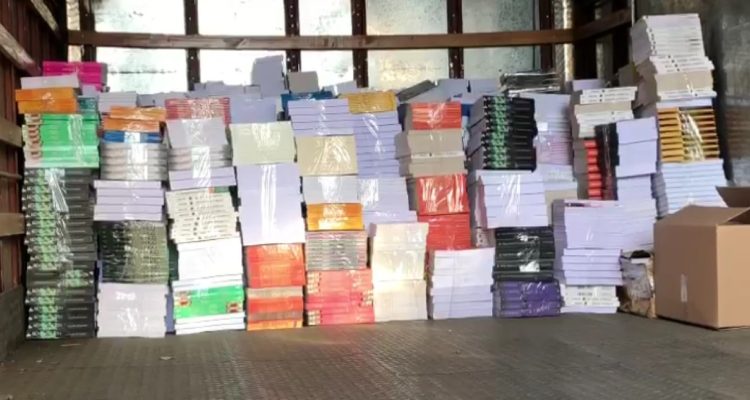 Libros falsificados incautados en Santiago