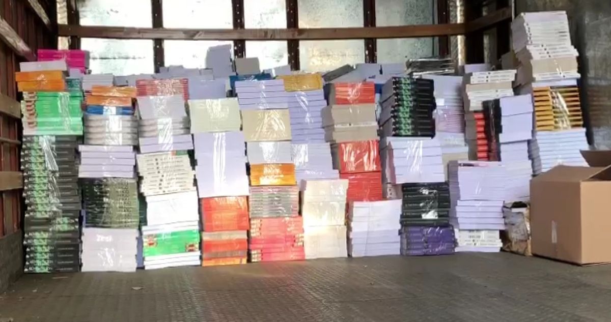 Libros falsificados incautados en Santiago