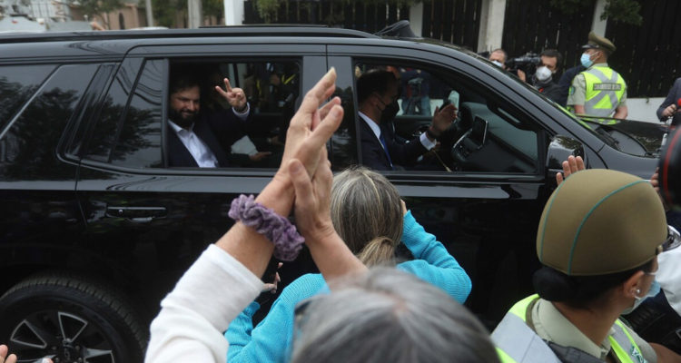Con saludos y selfies: Boric llega a Cerro Castillo para almuerzo con líderes internacionales