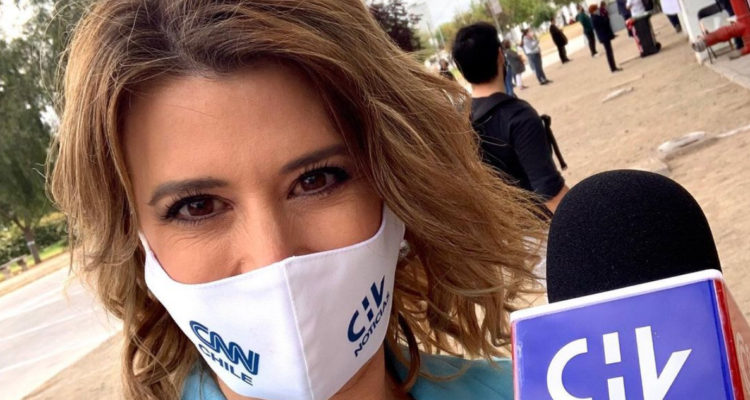 Macarena Pizarro posando con su micrófono mientras cubre el Plebiscito de octubre de 2020.