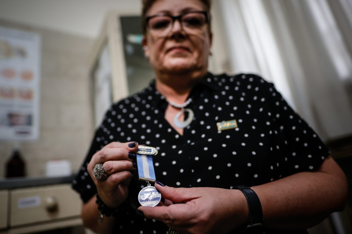  La instrumentadora quirúrgica Silvia Barrera muestra una medalla por su labor en las Malvinas. 