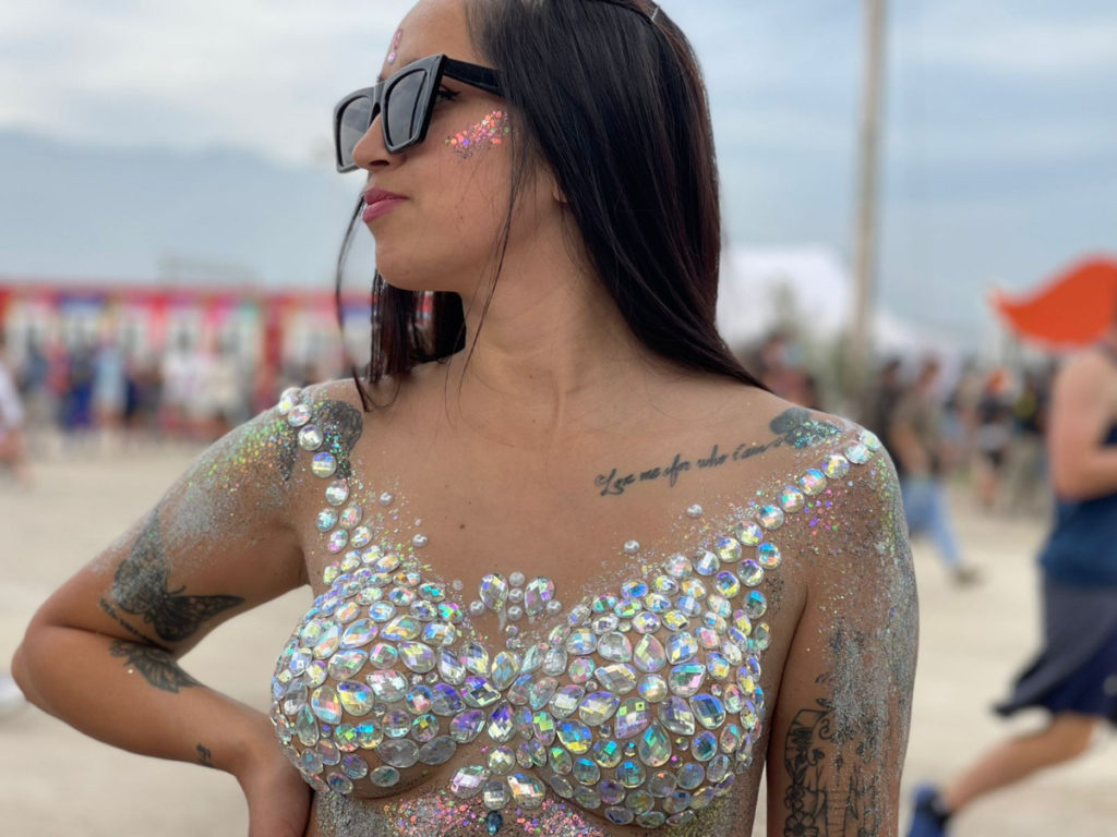 Carolina Miranda se luce con top de cristales en Lollapalooza