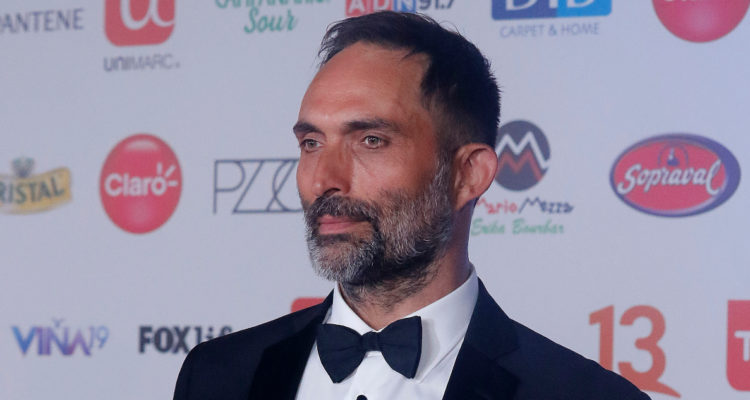 El actor Marcelo Alonso posando para las cámaras en la alfombra roja de la gala de Viña del Mar.