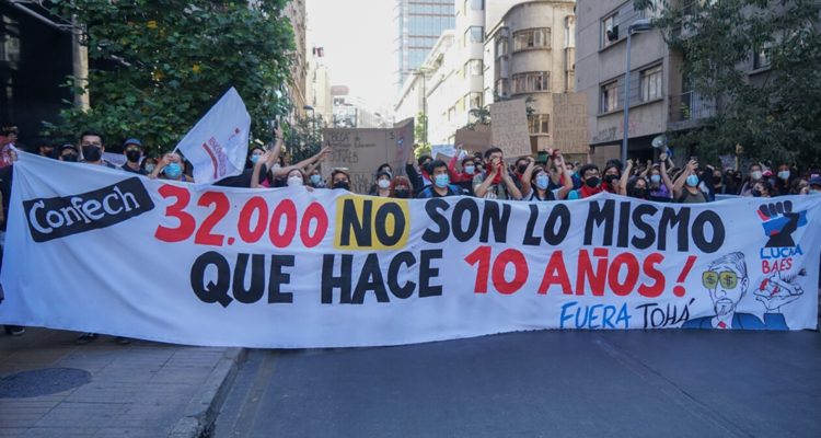 Universitarios marchan en la RM para exigir aumento de beca Junaeb y la renuncia de su director