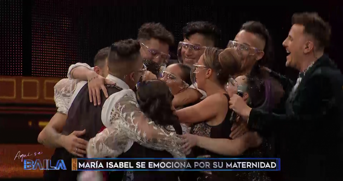 Todos los participantes de Aquí se Baila abrazando a Icha Sobarzo.