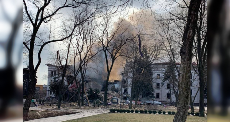 Fotografía del teatro bombardeado.