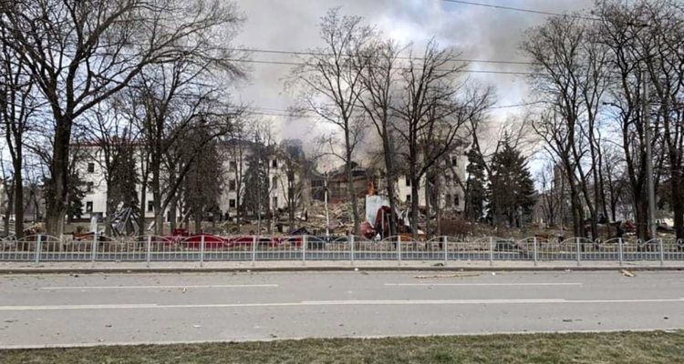 Ruinas del teatro bombardeado.