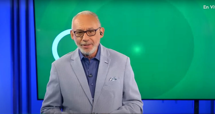 Mauricio Israel en su nuevo programa de televisión.