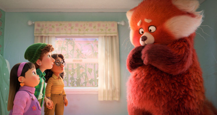 Mei Lee transformada en un panda rojo frente a sus amigas en la película animada Turning Red.