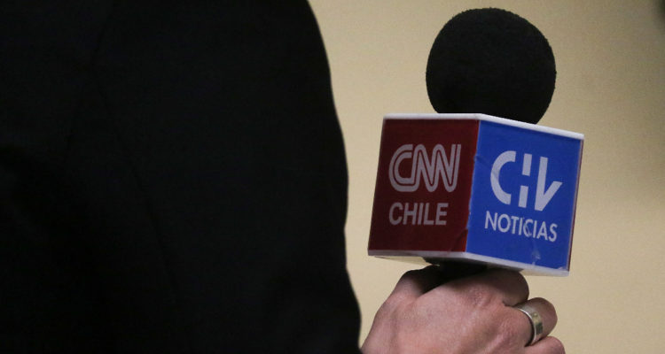 Un micrófono con los logos de CNN Chile y Chilevisión Noticias.
