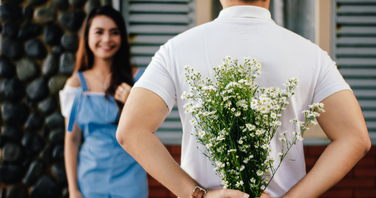 pareja llevando flores