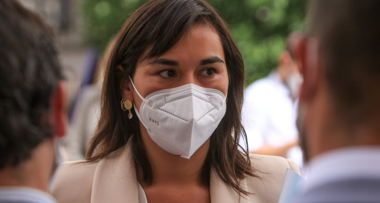 Ministra Izkia Siches da positivo a covid-19: su familia también enfermó