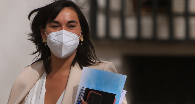 Ministra Siches entrega respaldo a Carabineros: “No vamos a tolerar la golpiza a funcionarios”