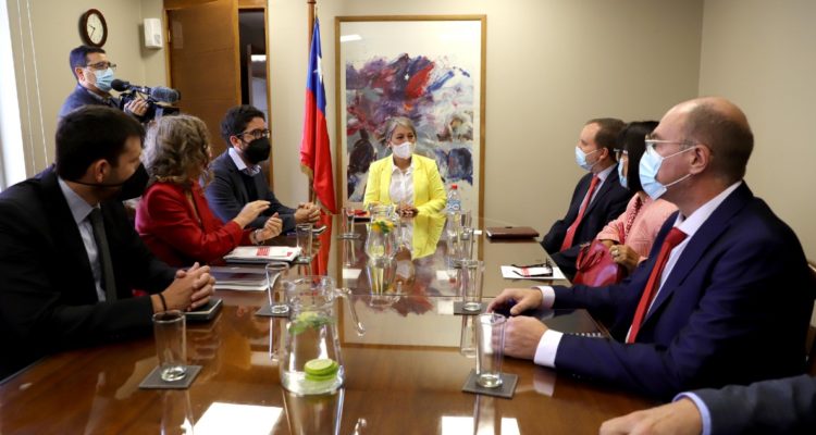 Ministra Jara se reúne con Sofofa para abordar desafíos en materia laboral y de pensiones
