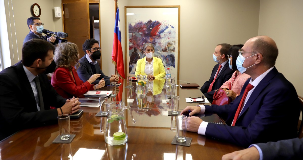 Ministra Jara se reúne con Sofofa para abordar desafíos en materia laboral y de pensiones