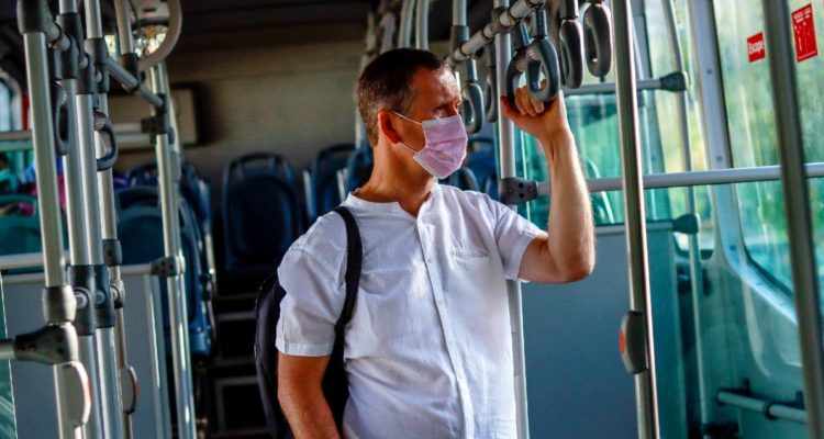 Ministro Muñoz sale a aclara su idea de subir el impuesto a los combustibles