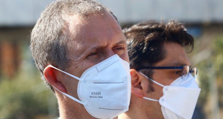 Ministro Muñoz plantea subir impuesto a combustibles y restricción vehicular en algunas regiones