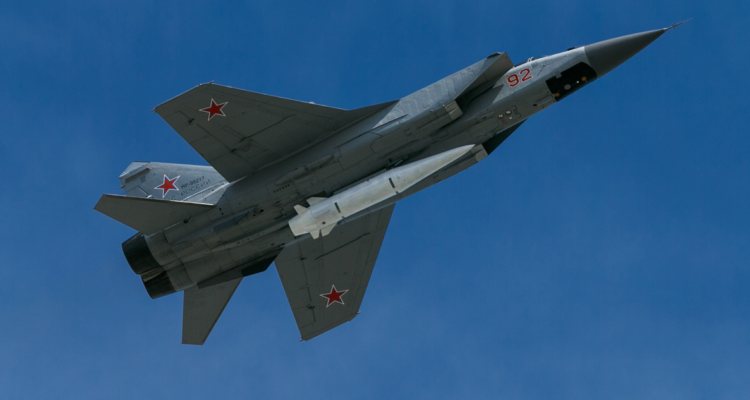 Un avión portando un misil Khinzal.