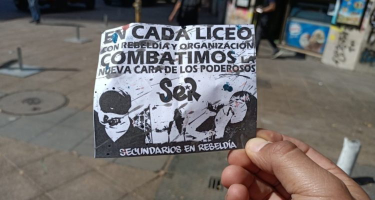 “Mochilazo” en Plaza Baquedano contra el gobierno de Boric: “La nueva cara de los poderosos”