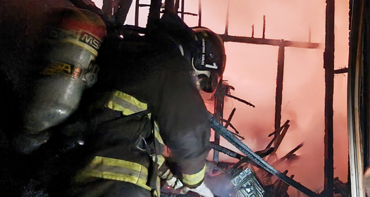 Muerto en incendio que afectó a dos viviendas en Los Lagos.
